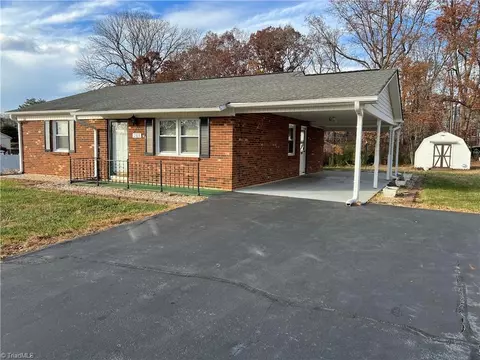 205 Crestview Dr, King, NC 27021 photo 3