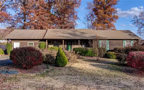 5837 Poppyseed Dr, Belews Creek, NC 27009