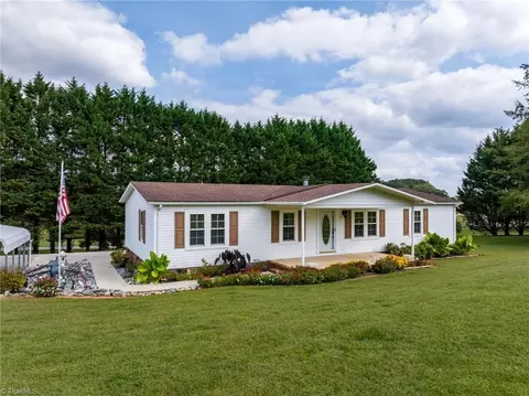 22 Sun Valley Ln, Taylorsville, NC 28681