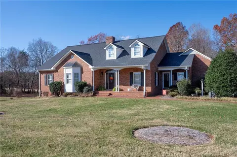 2517 Country Club Rd, Yadkinville, NC 27055