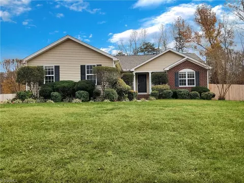 7877 Springdale Meadow Dr, Stokesdale, NC 27357