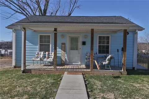 917 S Street St N, Mount Airy, NC 27030