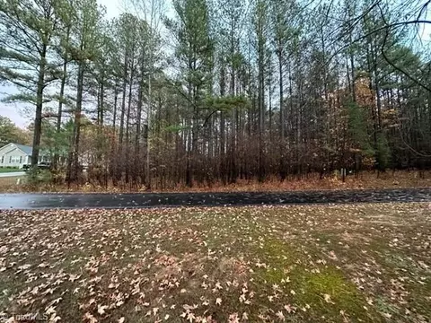 370 Cove Wood Dr, Denton, NC 27239