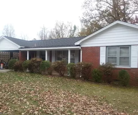 5 Forrest Dr N, Thomasville, NC 27360