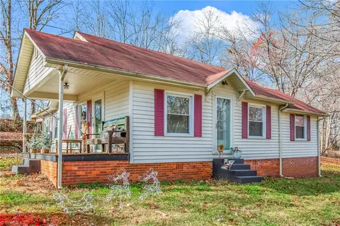 5264 E Nc Highway 704, Sandy Ridge, NC 27046
