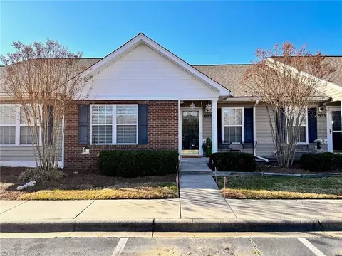 902 Carrington Ln, Thomasville, NC 27360