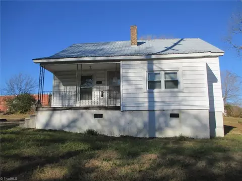 84 7th St W, Lexington, NC 27295