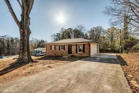 912 Gracewood Dr, Eden, NC 27288