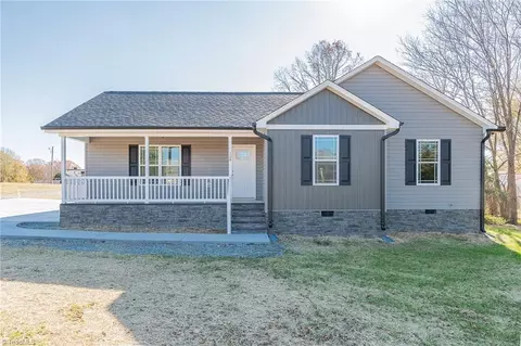 124 Farmingdale Ct, Lexington, NC 27295