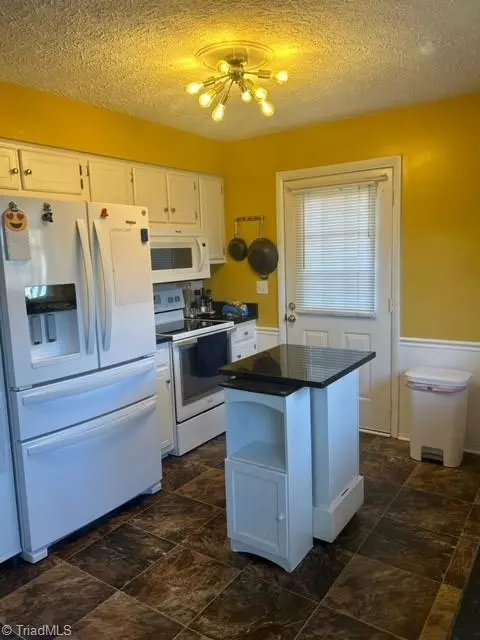 421 Hillcrest Dr, King, NC 27021 photo 3