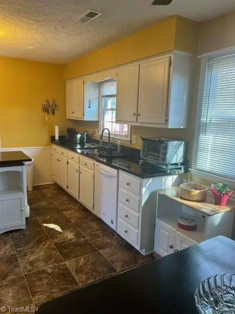 421 Hillcrest Dr, King, NC 27021 photo 4