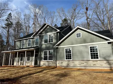 5845 Meadow Ln, Pfafftown, NC 27040