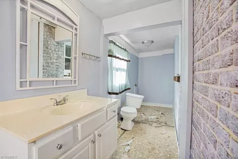503 Chestnut Dr, High Point, NC 27262 photo 17