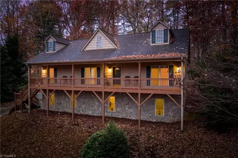 1009 NE Hawthorne Dr, Lenoir, NC 28645