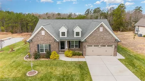 2827 Fallin Ct, High Point, NC 27262 photo 2