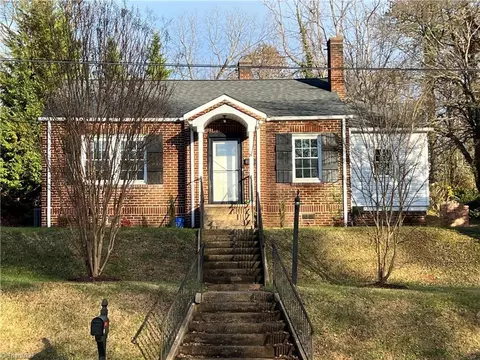 324 Bridge St N, Elkin, NC 28621