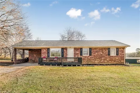 2121 Ray Ln, Yadkinville, NC 27055