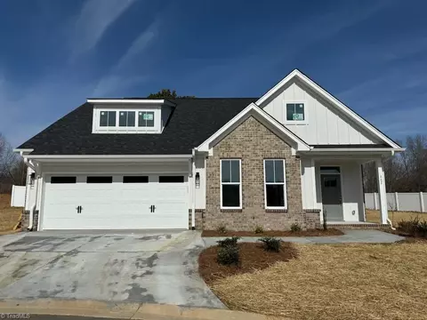 442 Fernwood Dr, Yadkinville, NC 27055