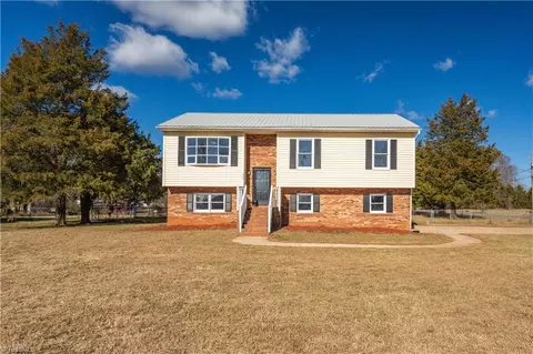 905 Old Hollow Rd, Winston Salem, NC 27105