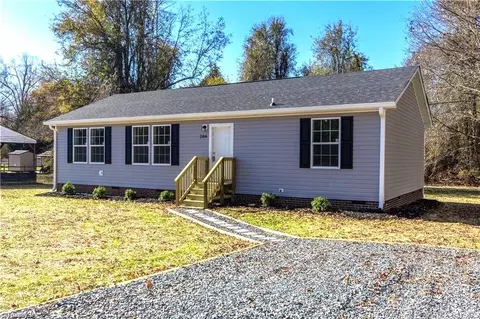 206 New St S, Liberty, NC 27298