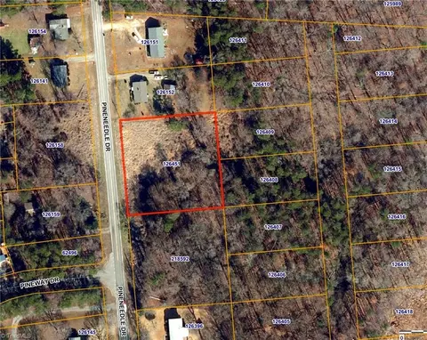 3826 Pineneedle Dr, Greensboro, NC 27405