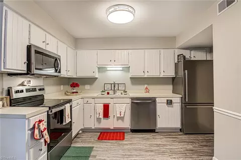 4007 Bend Dr S #104, Winston Salem, NC 27107