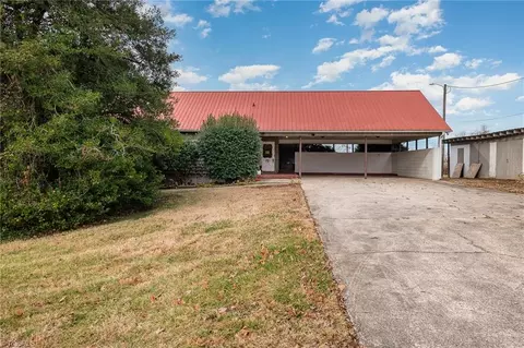 15 Cloniger Dr, Thomasville, NC 27360