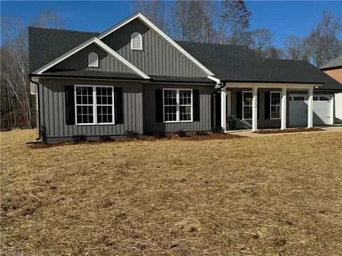 1212 Fairway Dr, Yadkinville, NC 27055