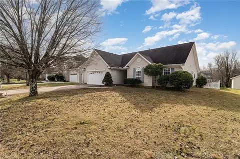 3884 Range Crest Ct, High Point, NC 27265 photo 2
