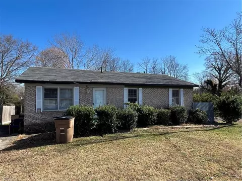 1009 English St S, Greensboro, NC 27401