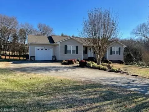 318 Creekwood Ct, Lexington, NC 27292