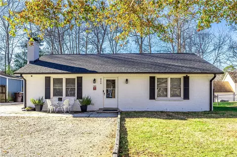 808 Pine Ridge Dr, Greensboro, NC 27406