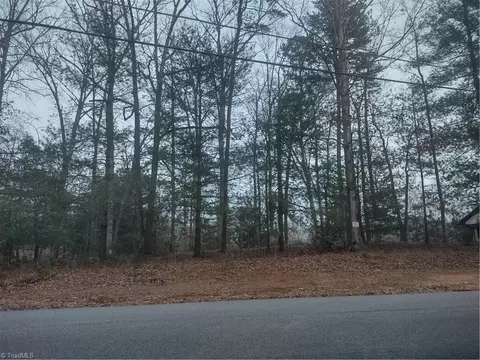 3720 Lakeshore Dr N, Clemmons, NC 27012