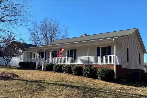 1109 Laplata Dr, Kernersville, NC 27284