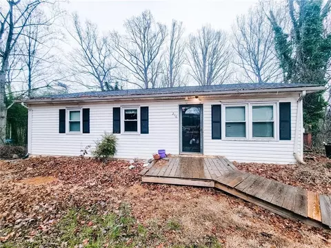 210 Woodcreek Dr, Mount Airy, NC 27030