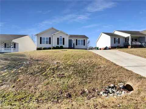 3622 Southpark Dr, High Point, NC 27263