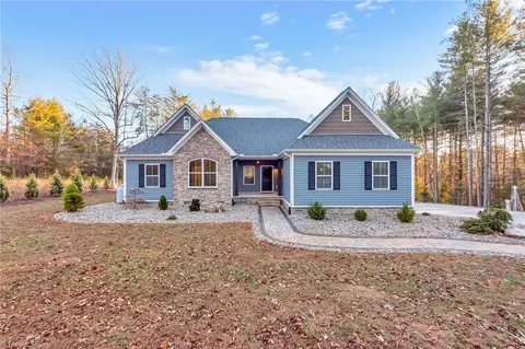 469 Burberry Dr, Purlear, NC 28665 photo 2