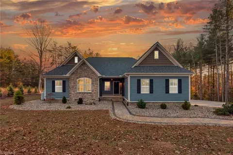 469 Burberry Dr, Purlear, NC 28665
