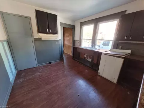 823 Davis St, Mount Airy, NC 27030 photo 8