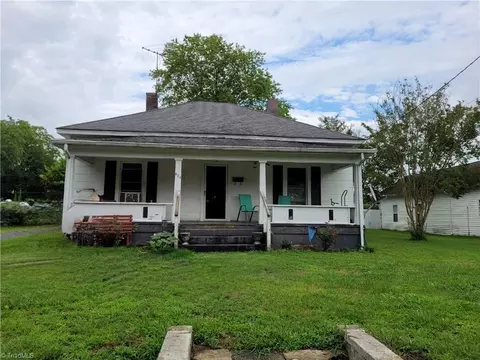 823 Davis St, Mount Airy, NC 27030