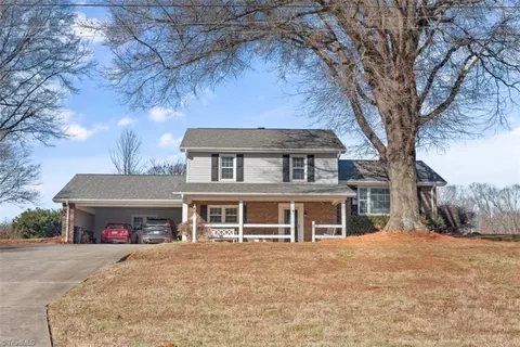 5335 Skylark Rd, Pfafftown, NC 27040