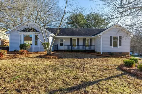 2 Crossland Ct, Greensboro, NC 27455