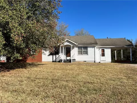 400 Lee Ave W, Yadkinville, NC 27055