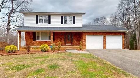 382 Forest Knoll Dr, Mount Airy, NC 27030