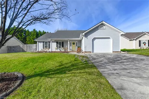 6 Manor Ridge Ct, Greensboro, NC 27407