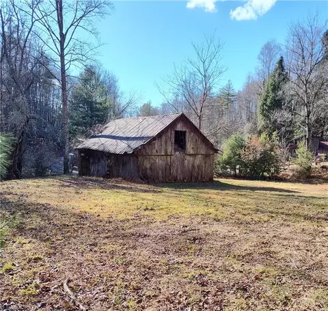 400 Lyons Rd, Roaring Gap, NC 28668 photo 2
