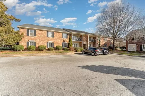 12 Fountain Manor Dr #D, Greensboro, NC 27405