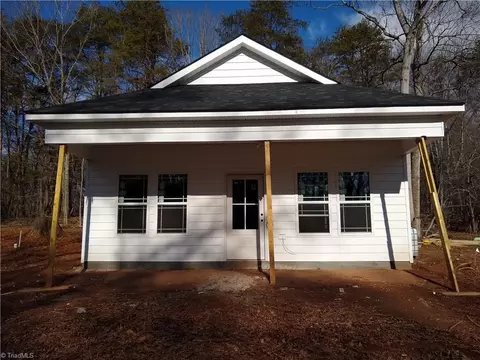 737 Meadowgreen Village Dr, Eden, NC 27288