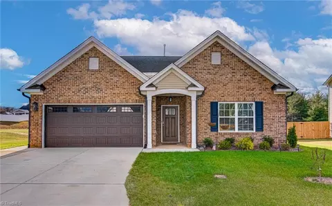 5234 Quail Forest Dr, Clemmons, NC 27012