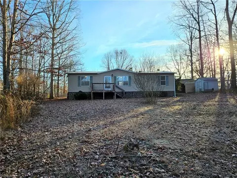 1024 Hummingbird Ln, Yadkinville, NC 27055